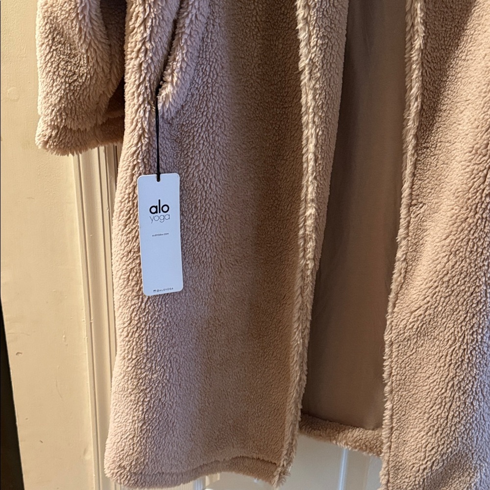 ALO Yoga Women's Blush Sherpa Trench  Jacket - Picture 6 of 9